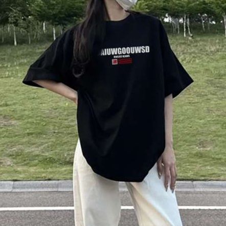 黒コーデ ストリートムード オーバーサイズTシャツ