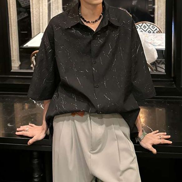 黒コーデ 大理石柄オーバーサイズシャツ