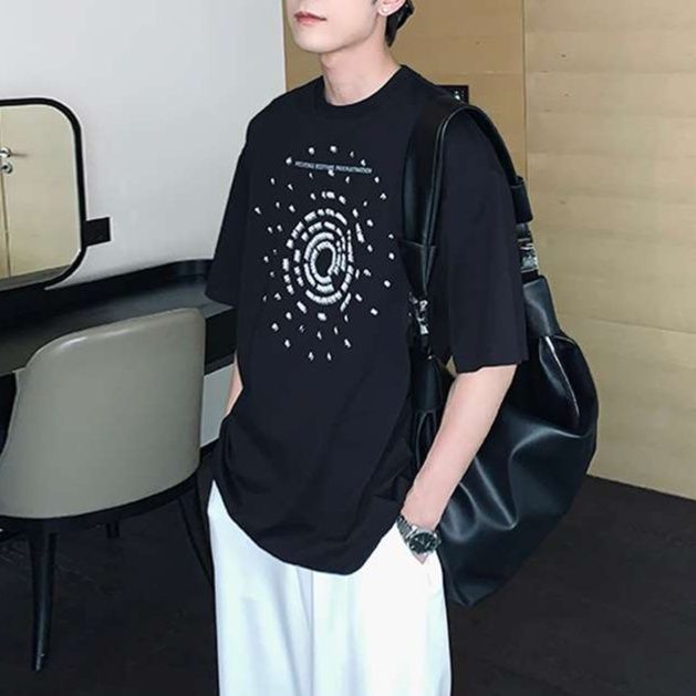 黒コーデ スタイリッシュサークルプリントTシャツ