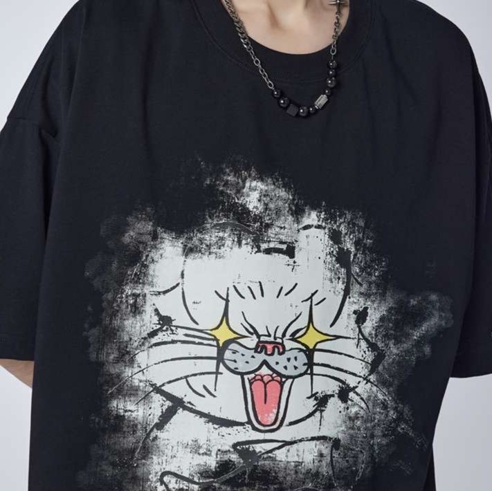 黒コーデ 光る目の猫プリント ストリートTシャツ