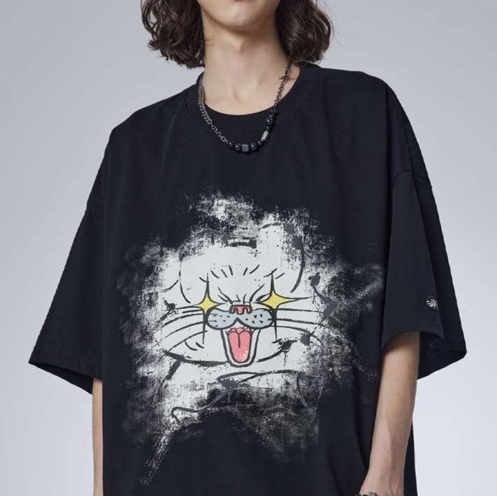黒コーデ 光る目の猫プリント ストリートTシャツ