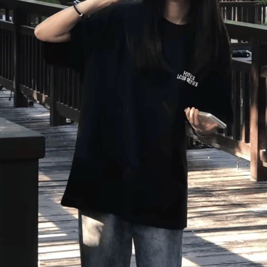黒コーデ オーバーサイズ ストリート系Tシャツ