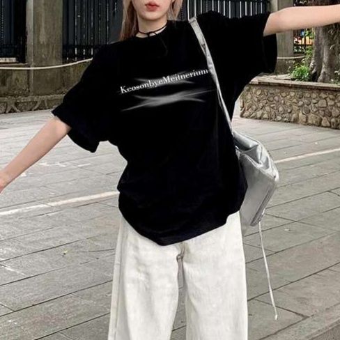 黒コーデ ケオソムバイメティネリウム ストリートTシャツ