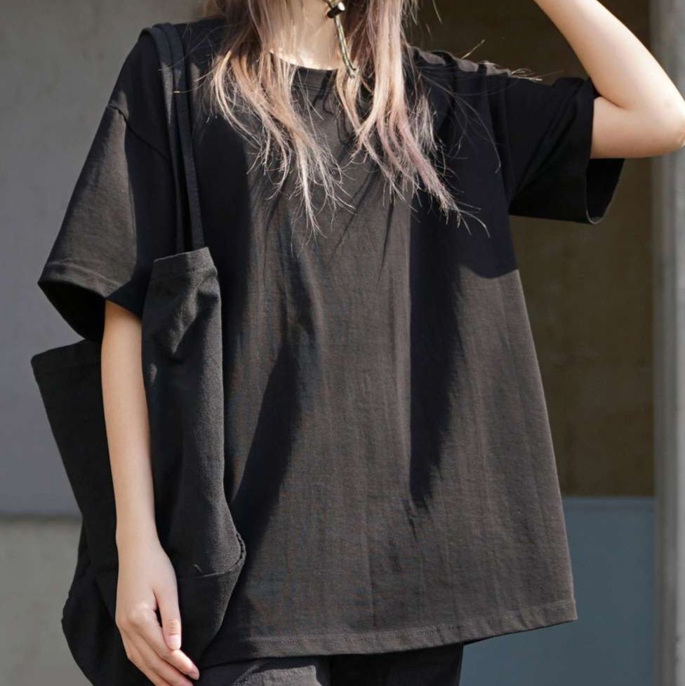 黒コーデ オーバーサイズ モノトーン ストリートTシャツ
