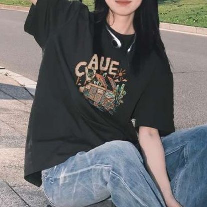黒コーデ アーバンアドベンチャー グラフィックTシャツ