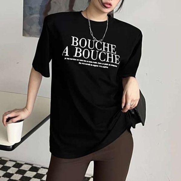 黒コーデ ブーシュアブーシュ フレンチロゴTシャツ
