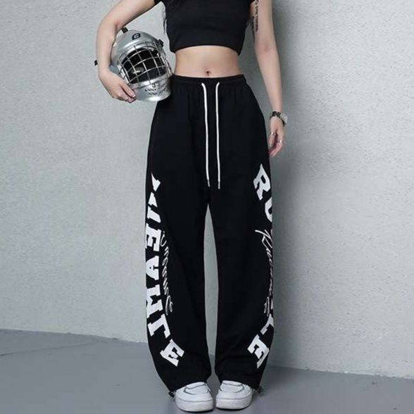 黒コーデ RUEAMLEロゴ入りワイドスウェットパンツ