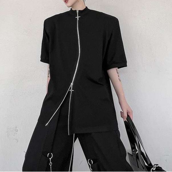 黒コーデ クロスジップアバンギャルドTシャツ