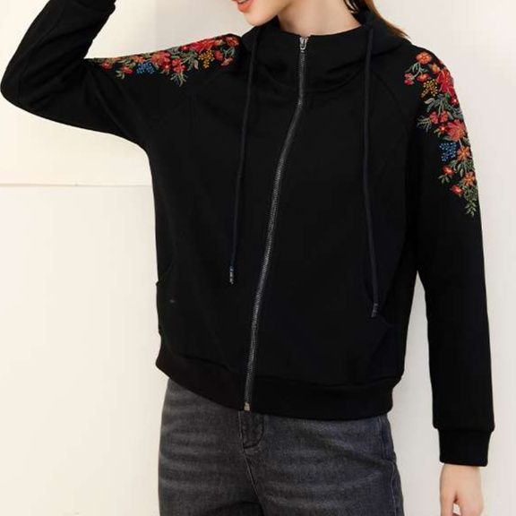 黒コーデ 花柄刺繍入りブラックジップアップパーカー