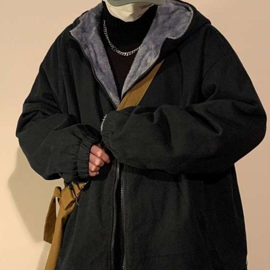 黒コーデ オーバーサイズ防寒フーディ