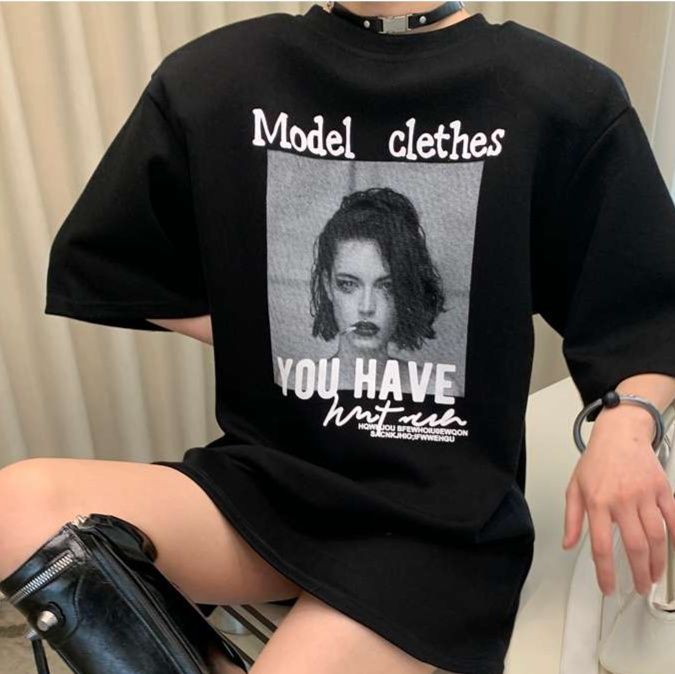 黒コーデ モデルフェイスプリント オーバーサイズTシャツ