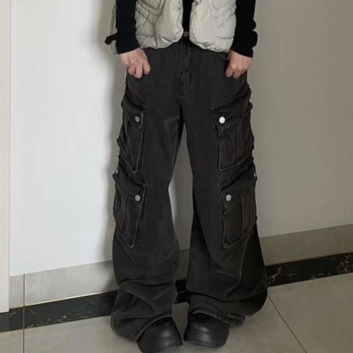 黒コーデ オーバーサイズカーゴパンツ