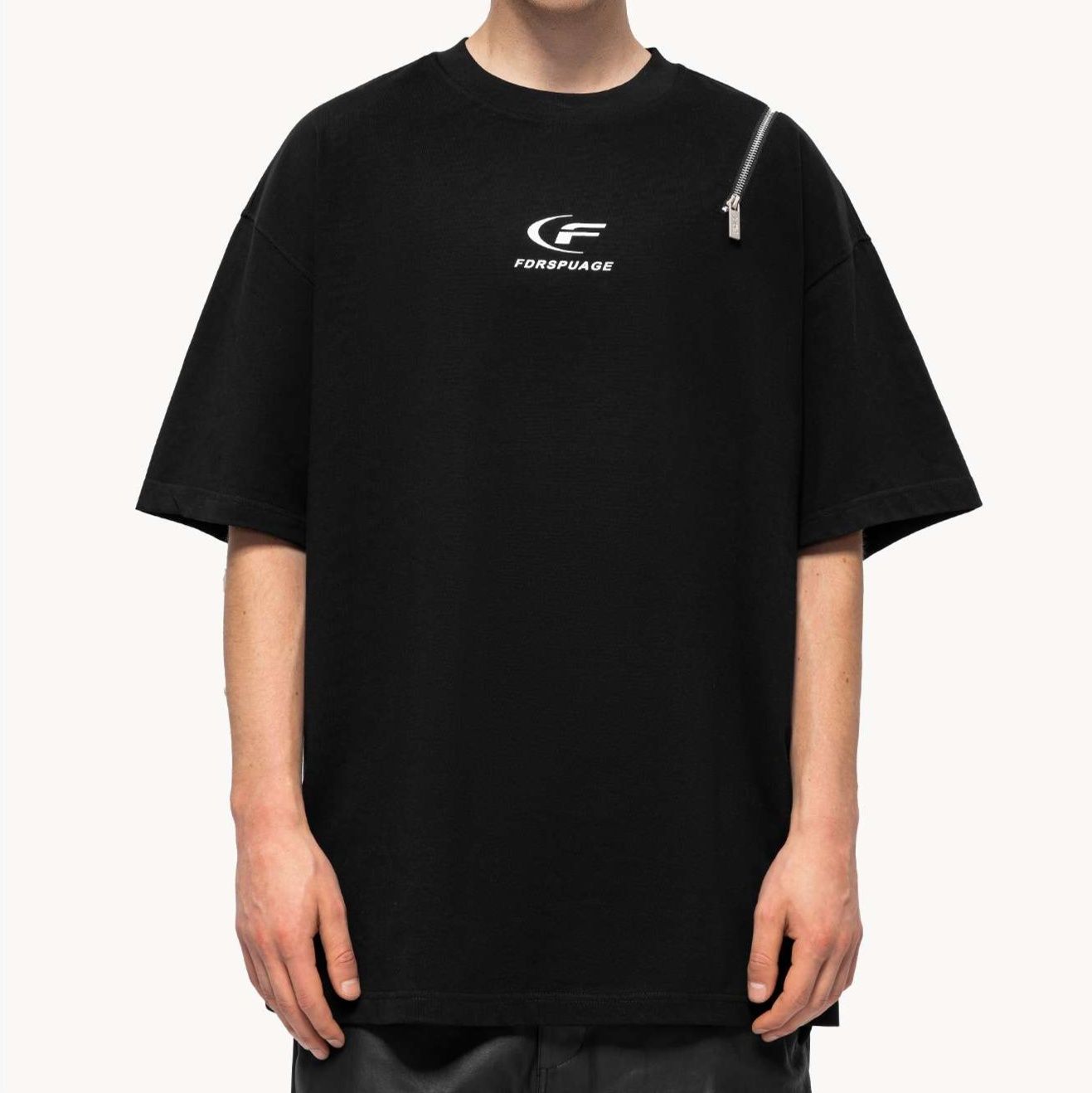 黒コーデ ジップアクセントオーバーサイズTシャツ