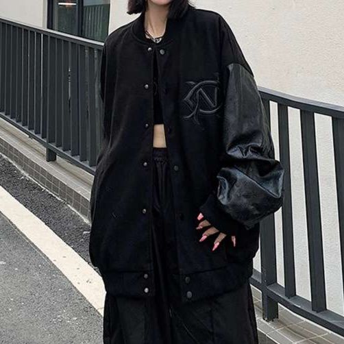 黒コーデ オーバーサイズプリントジャケット