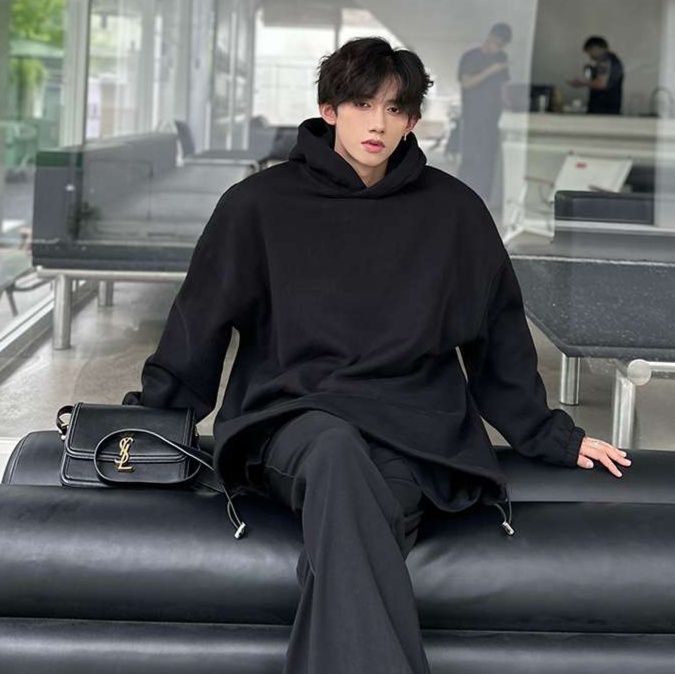 黒コーデ オーバーサイズ ブラックフーディー