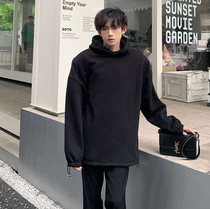 黒コーデ オーバーサイズ ブラックフーディー