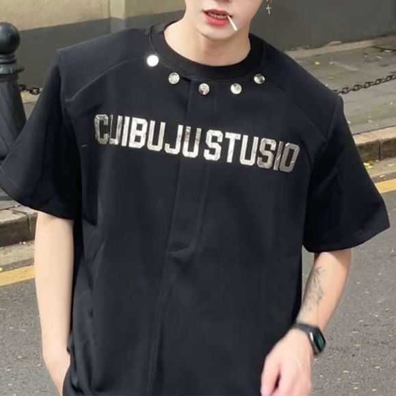 黒コーデ ゴシックパンク スタッズ付きロゴTシャツ