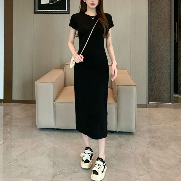 黒コーデ シンプルフィットロングワンピース