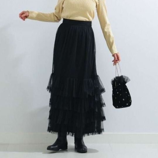黒コーデ ふんわりチュールティアードロングスカート