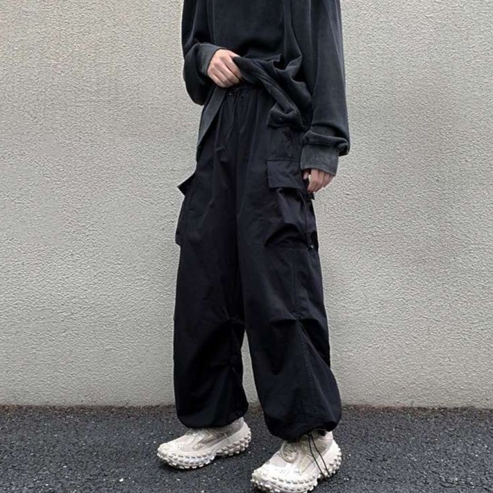 黒コーデ ルーズフィットカーゴパンツ