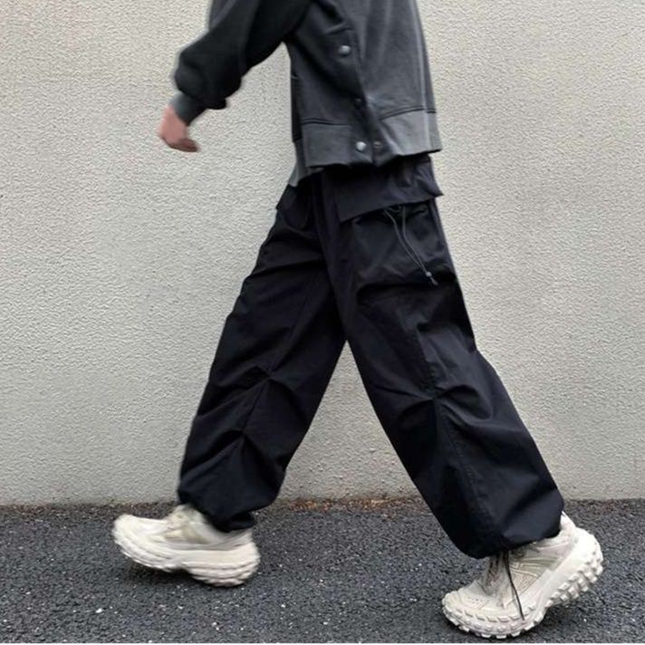 黒コーデ ルーズフィットカーゴパンツ