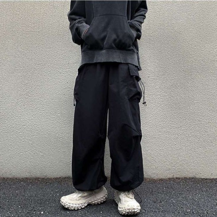 黒コーデ ルーズフィットカーゴパンツ
