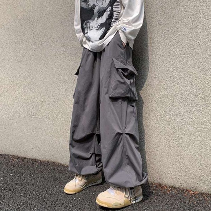 黒コーデ ルーズフィットカーゴパンツ