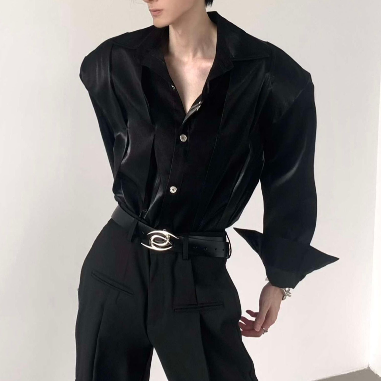 黒コーデ オーバーサイズシルクドレスシャツ