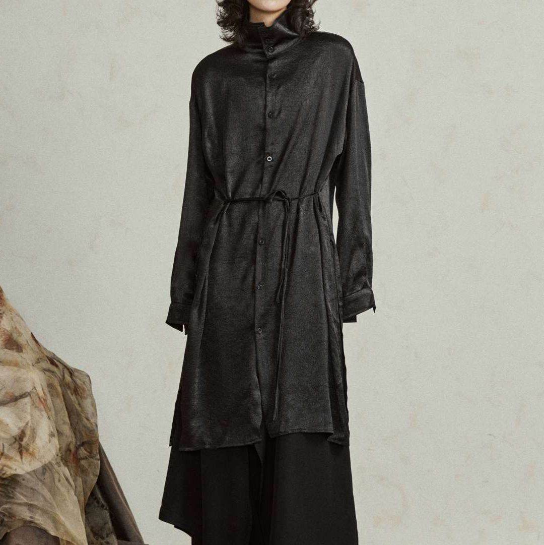 黒コーデ ロングシャツワンピース
