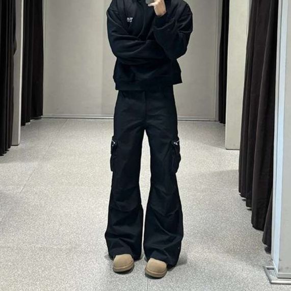 黒コーデ ワイドシルエットカーゴパンツ
