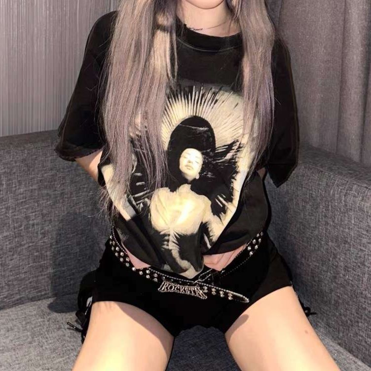 黒コーデ アフロ女性プリント オーバーサイズTシャツ