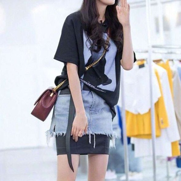 黒コーデ シックなプリント オーバーサイズTシャツ