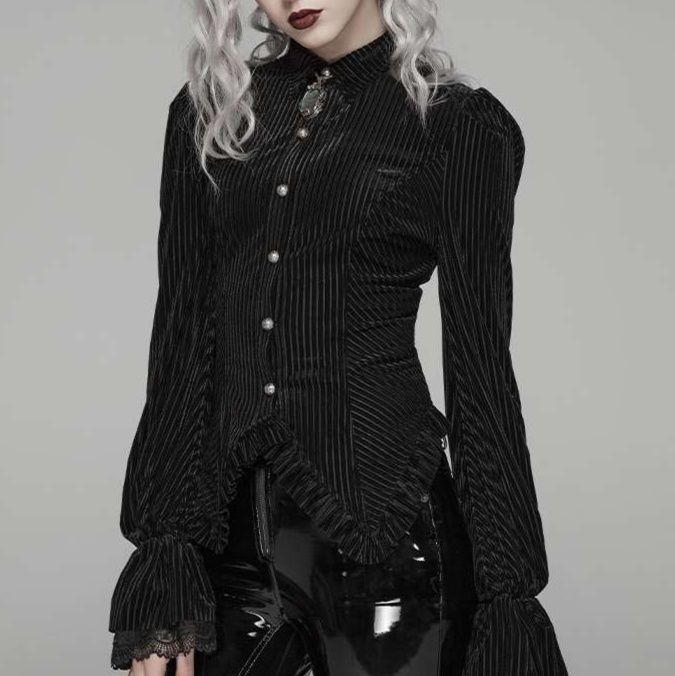 黒コーデ フリルカフス付きゴシック調シャツ