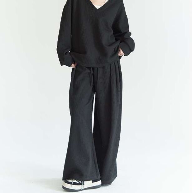 黒コーデ ゆったりワイドロングパンツ
