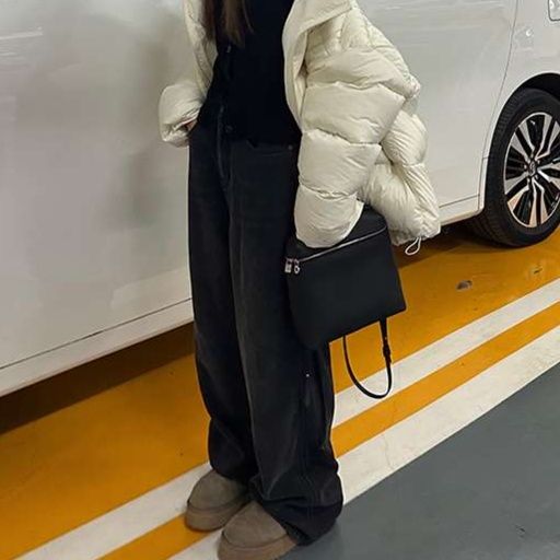 黒コーデ ゆったりワイドデニムパンツ