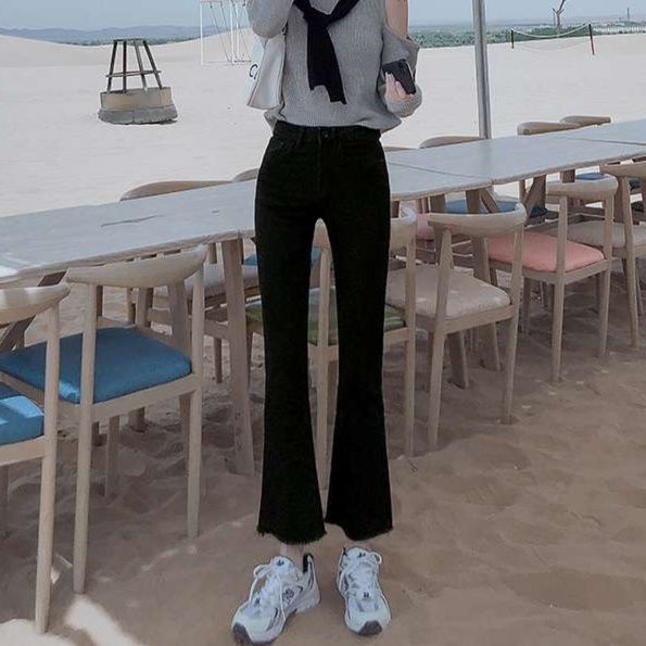 黒コーデ ハイウエストフレアパンツ