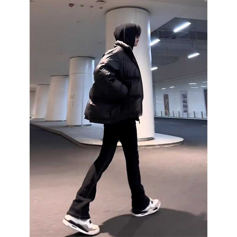 黒コーデ モードなブラックフレアパンツ