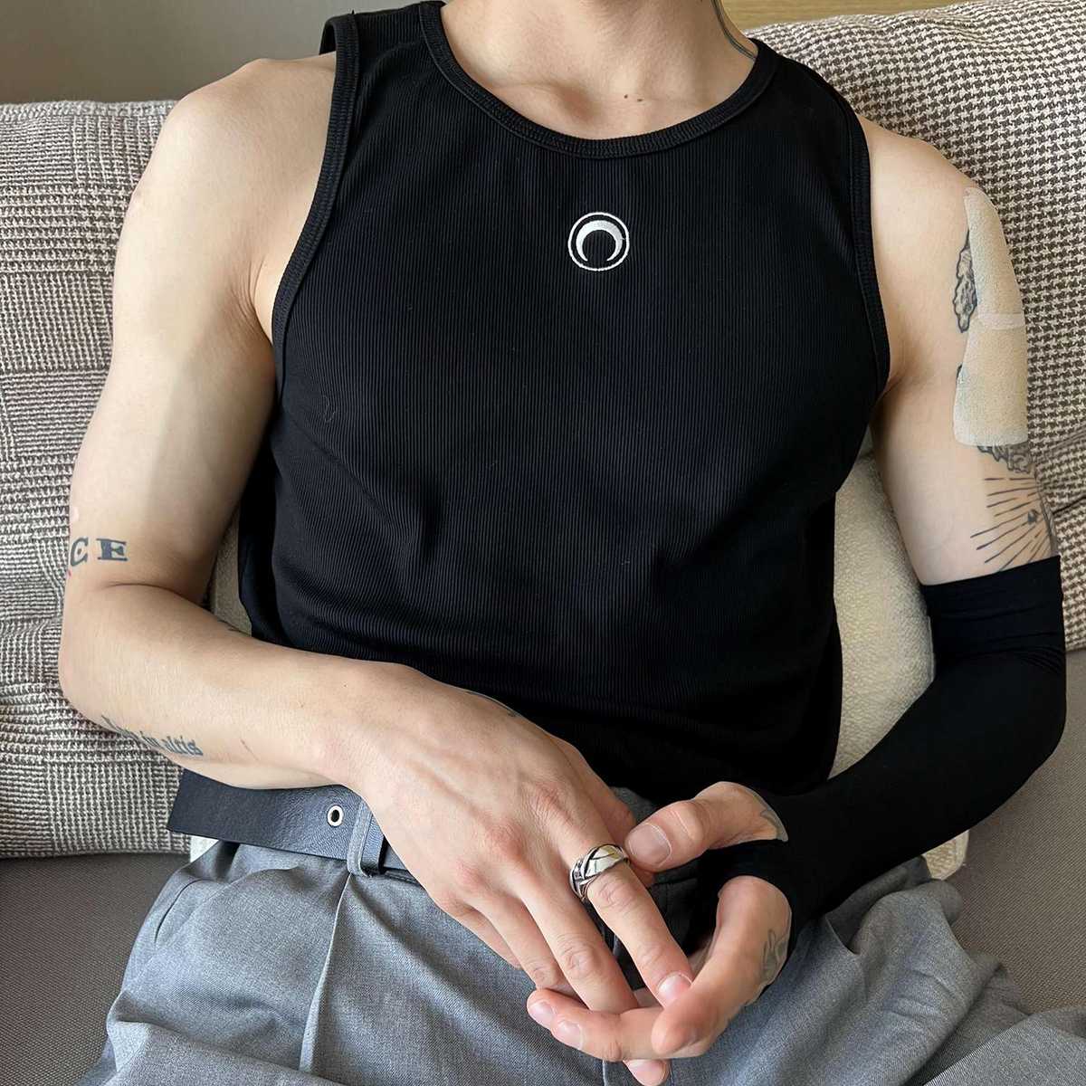 黒コーデ ムーンサイクル ブラックタンクトップ