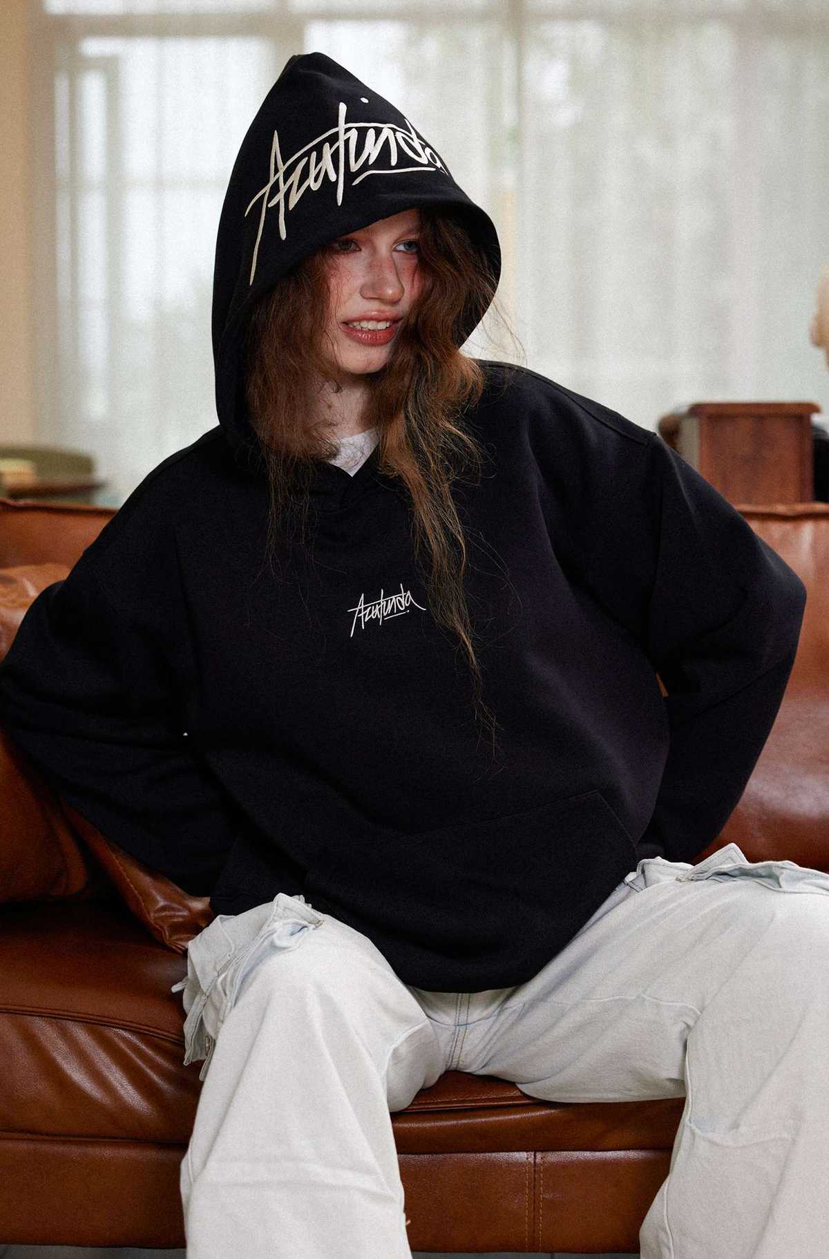 黒コーデ アーティスティック シグネチャー フーディー