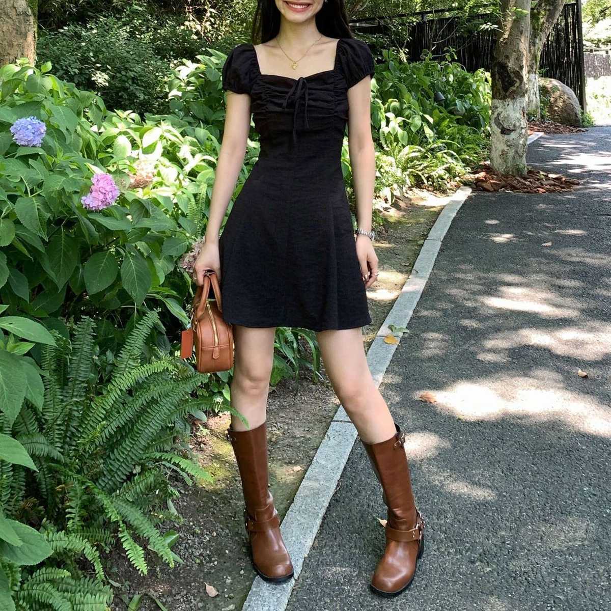黒コーデ パフスリーブスクエアネックワンピース