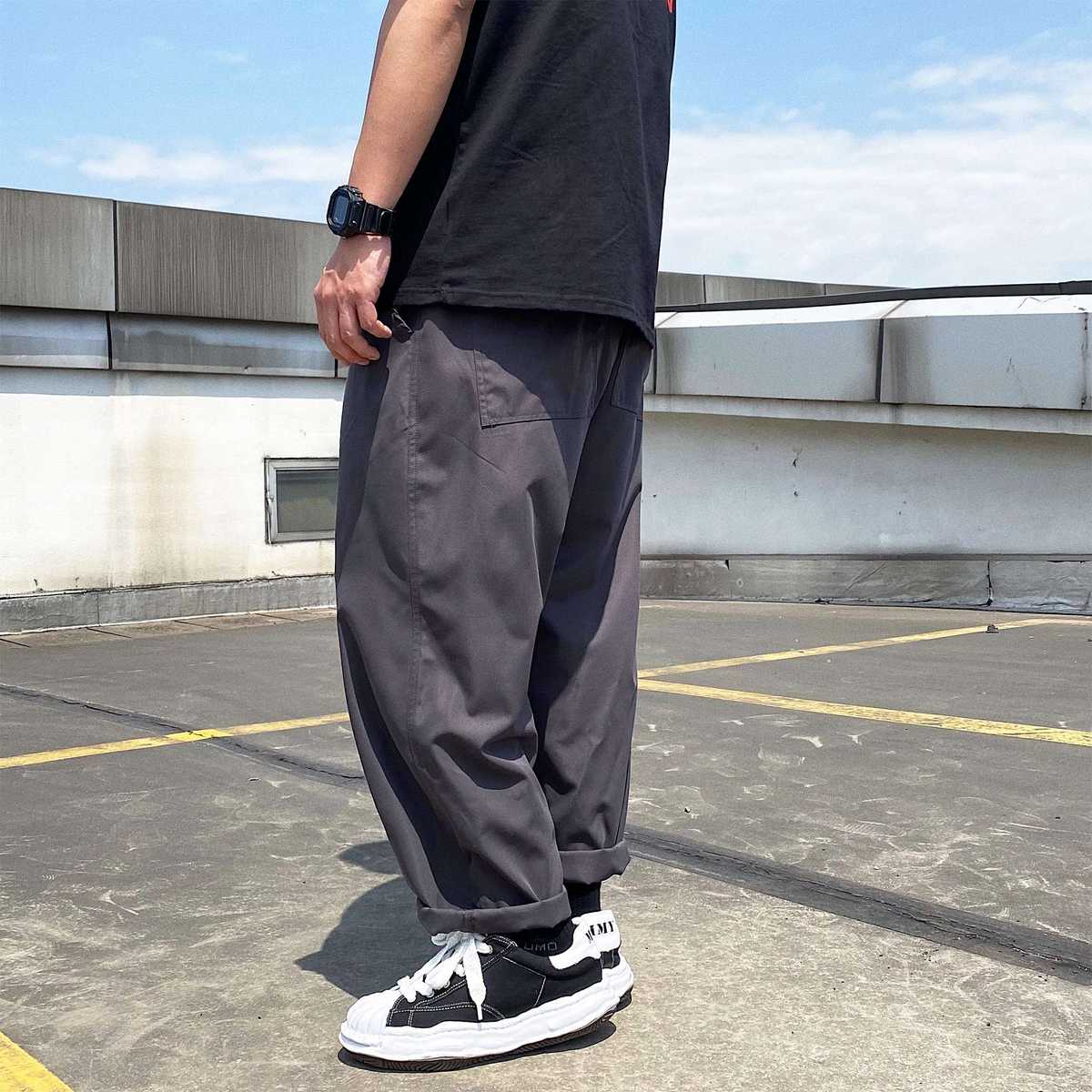 黒コーデ ゆったりシルエットのワイドパンツ