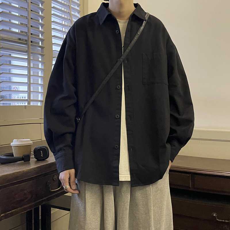 黒コーデ オーバーサイズシルエットのカジュアルシャツ