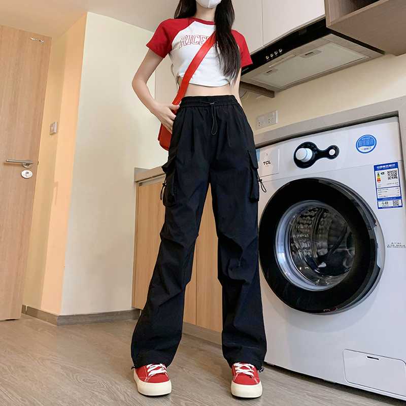 黒コーデ カーゴポケット付きワイドパンツ