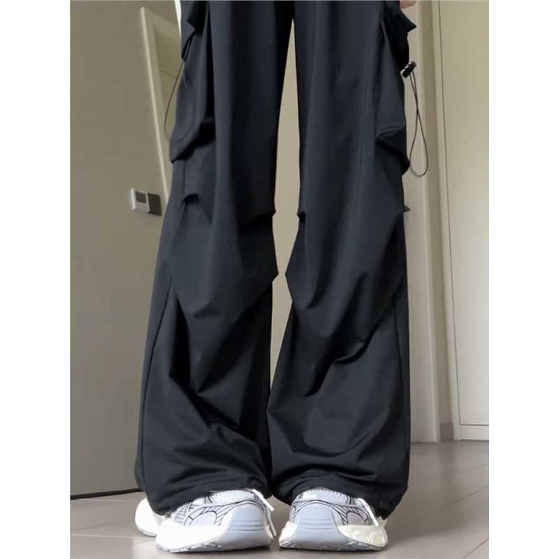黒コーデ ワイドレッグカーゴパンツ