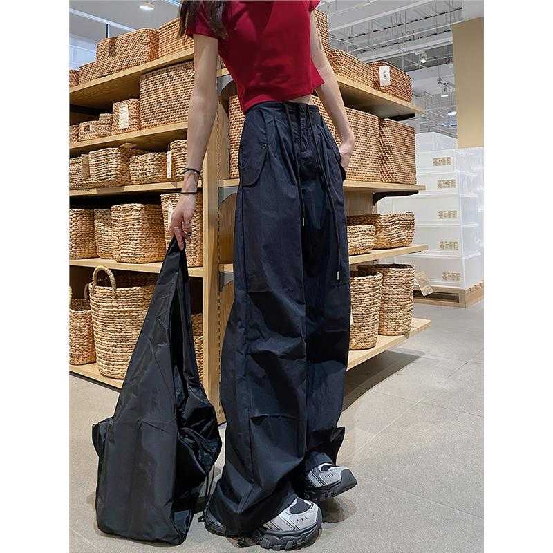 黒コーデ ゆったりカーゴワイドパンツ