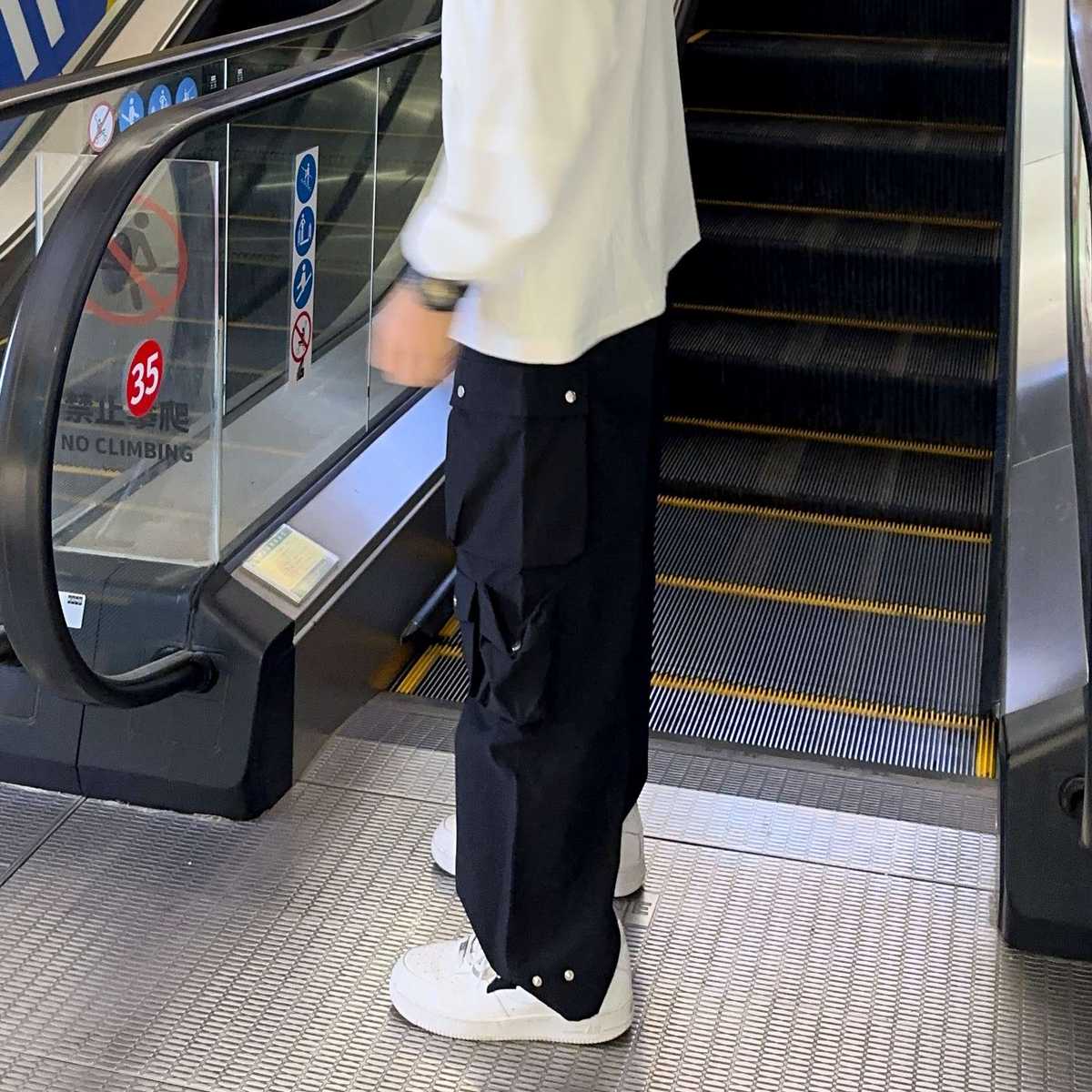 黒コーデ 裾スナップボタン付きワイドパンツ