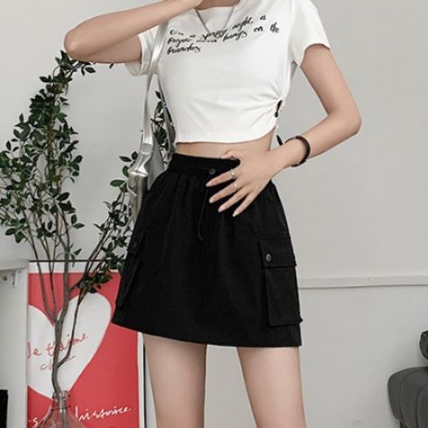 黒コーデ サイドポケット付きカーゴ風ミニスカート