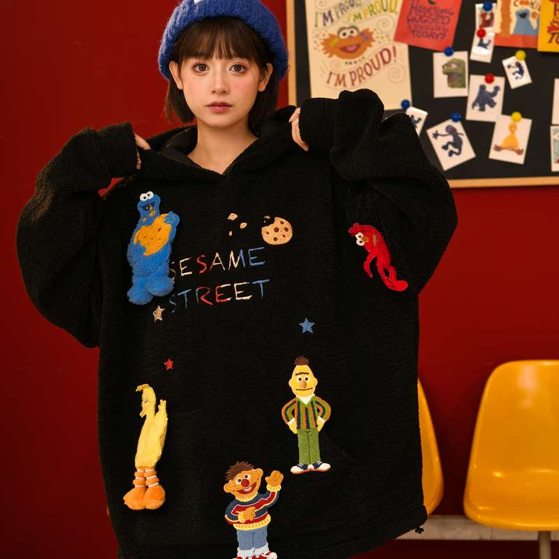 黒コーデ セサミストリート キャラクター刺繍パーカー