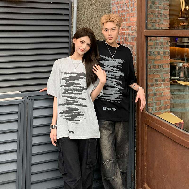 黒コーデ アーバンストリートグラフィックTシャツ