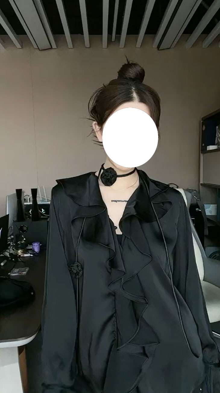 黒コーデ フリル付きシフォンブラウス